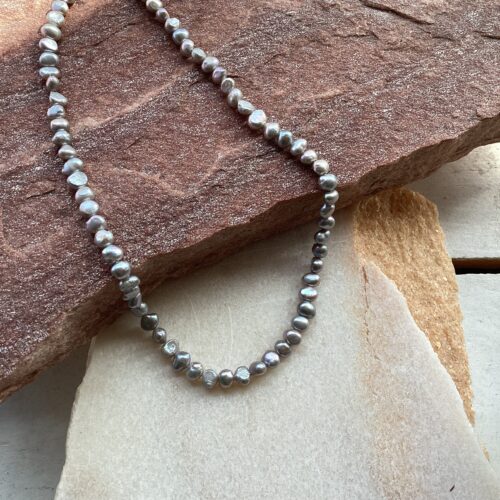 Collier perles grises